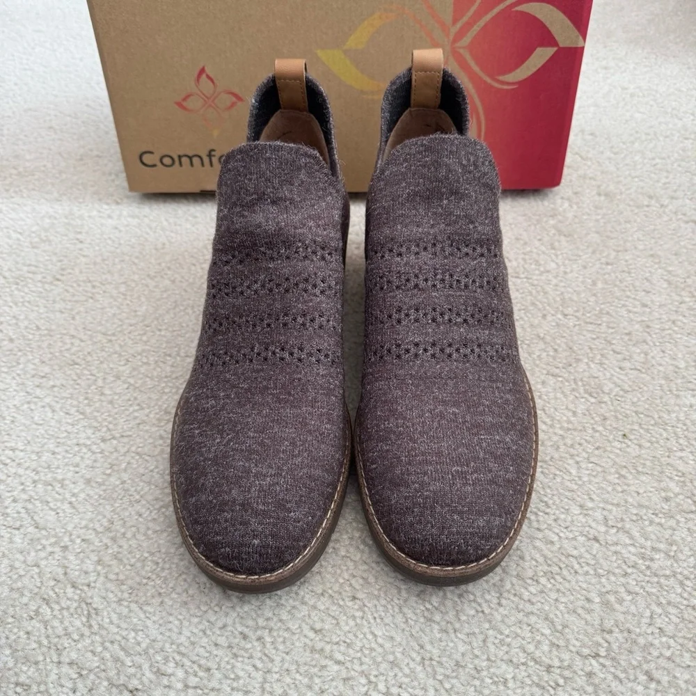 $105 NIB Comfortiva Fields Dark Brown Knit Slip-On Wedge Booties Memory Foam 10